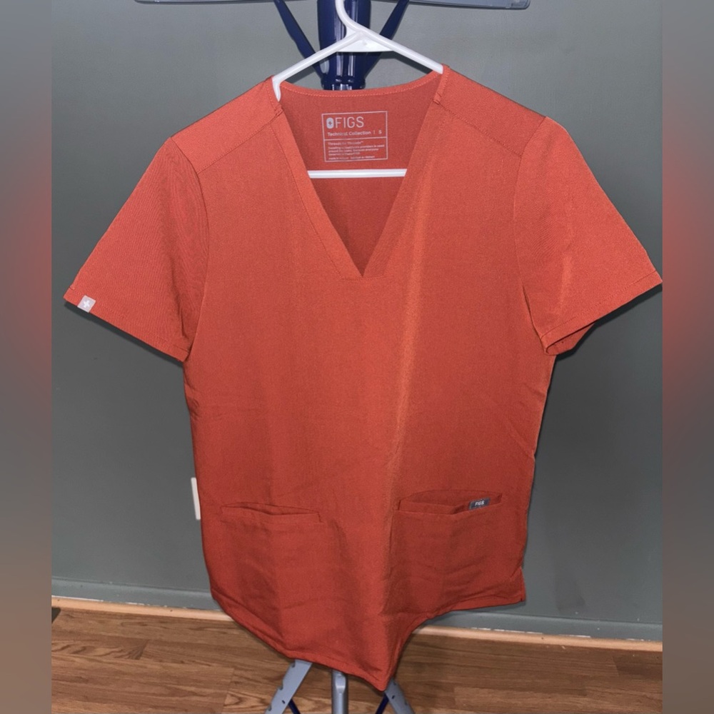 Figs scrub top